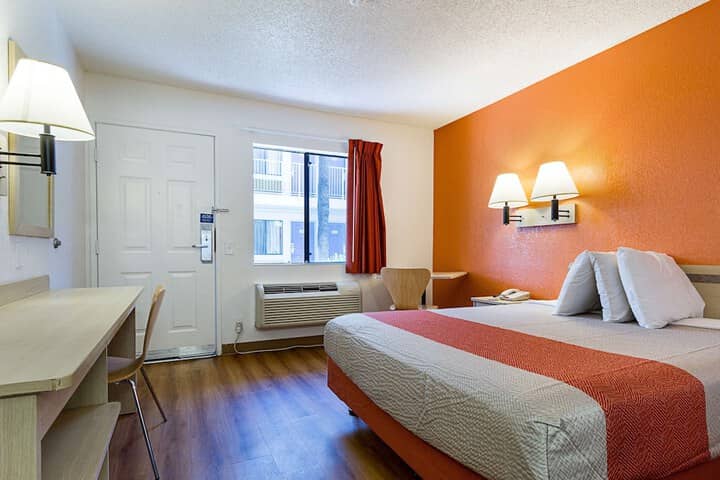 Room 13 of 32