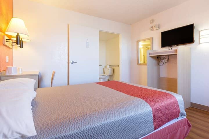 Room 11 of 32
