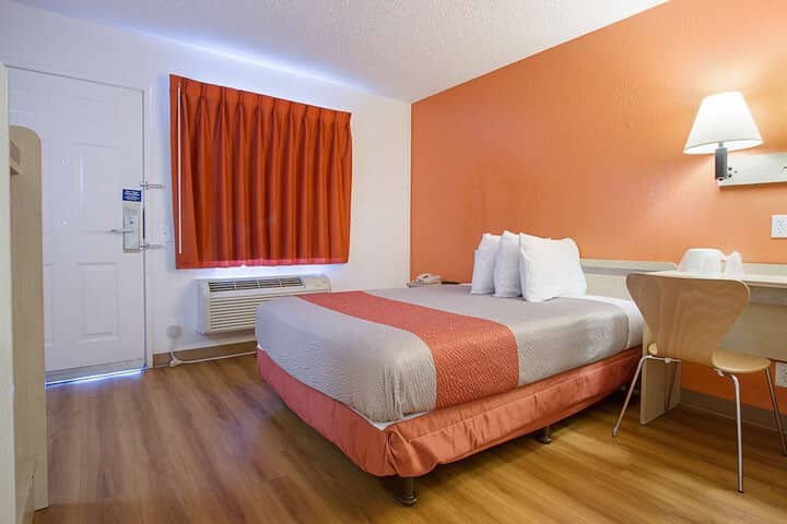 Room 10 of 32